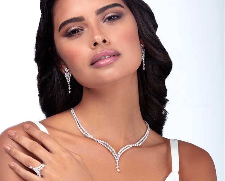 diamond necklace in girl neck