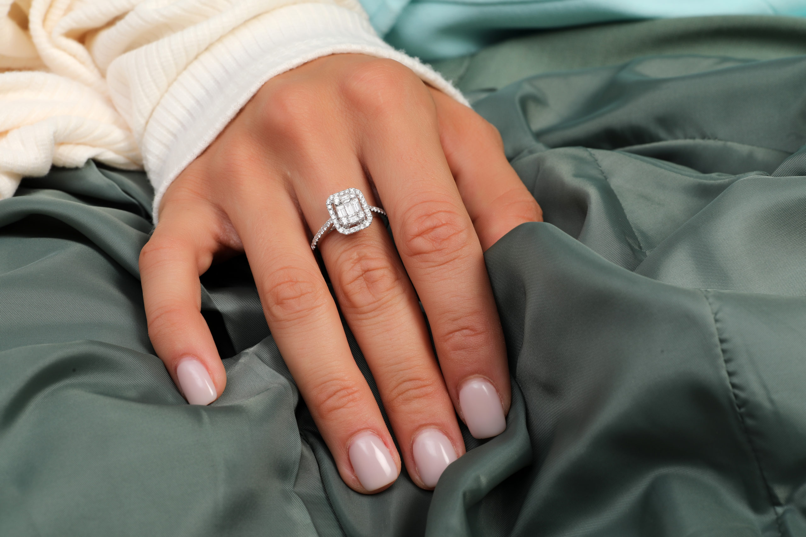 Je© Emerald Illusion Halo Diamond Ring